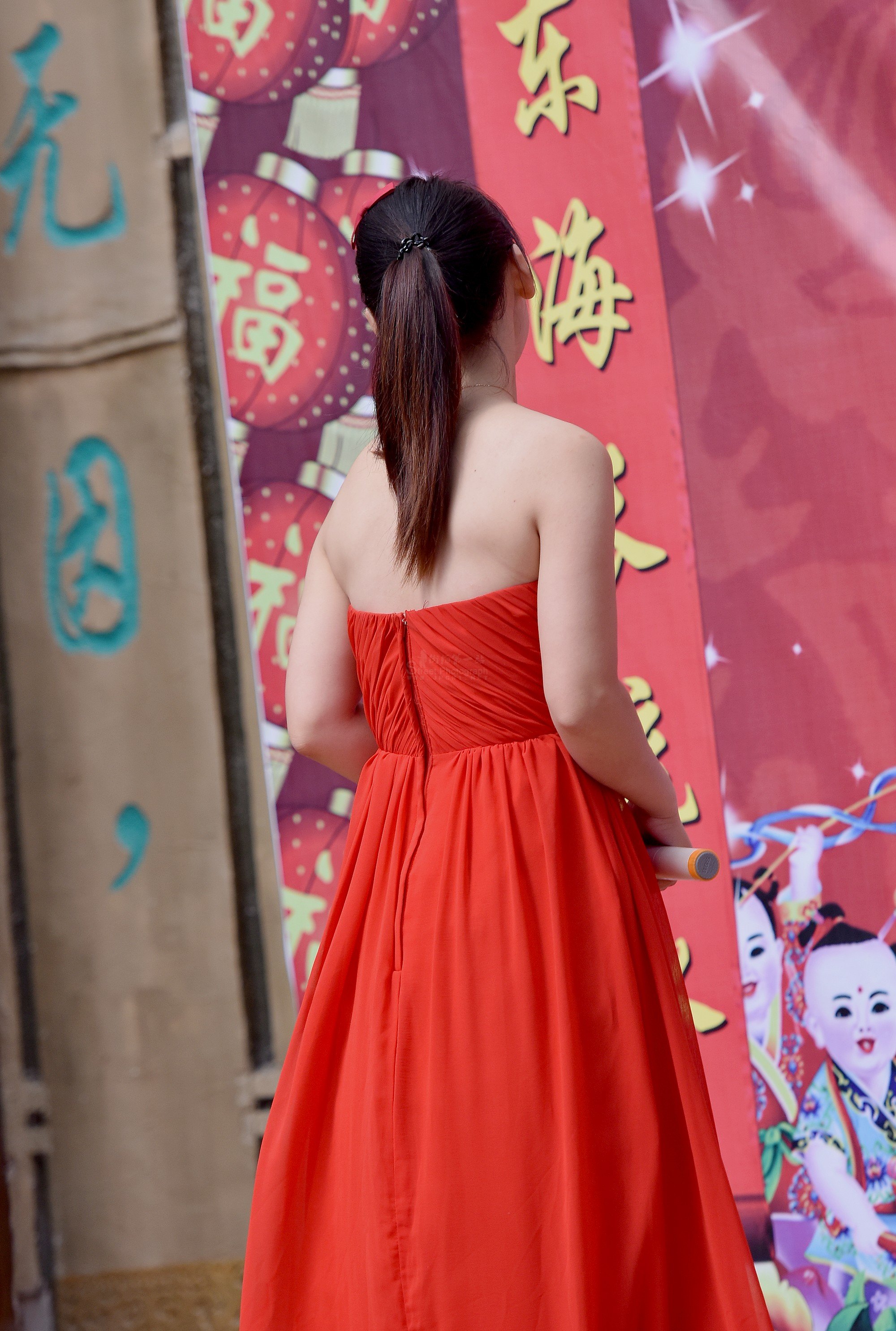大红半裙正火热 - NUYOU SINGAPORE《女友》 - 最时尚中文杂志