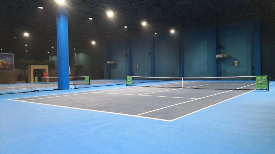 专业的网球场地网球场照明尤为重要，那么我们该如何选择呢?
