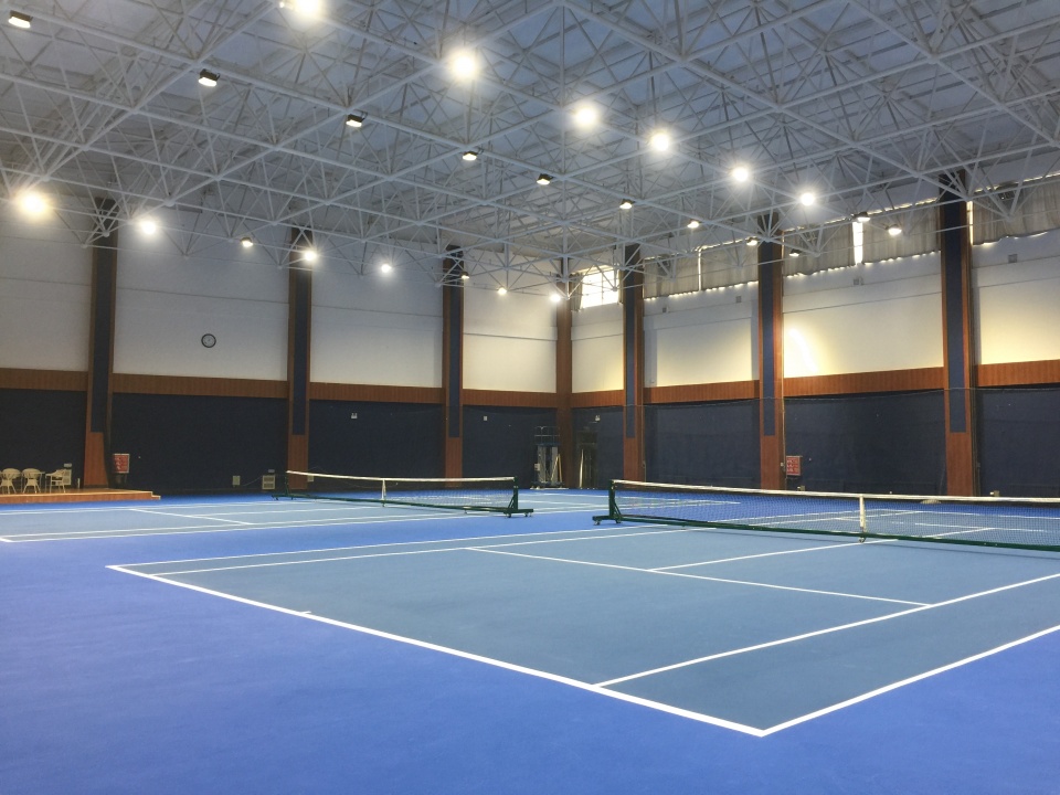 专业的网球场地网球场照明尤为重要，那么我们该如何选择呢?
